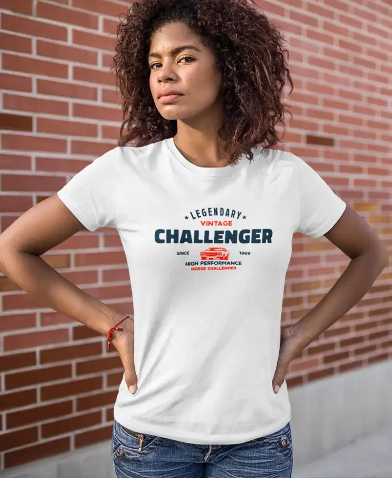 chica en camiseta color blanco con diseño legendary challenger , american vintage