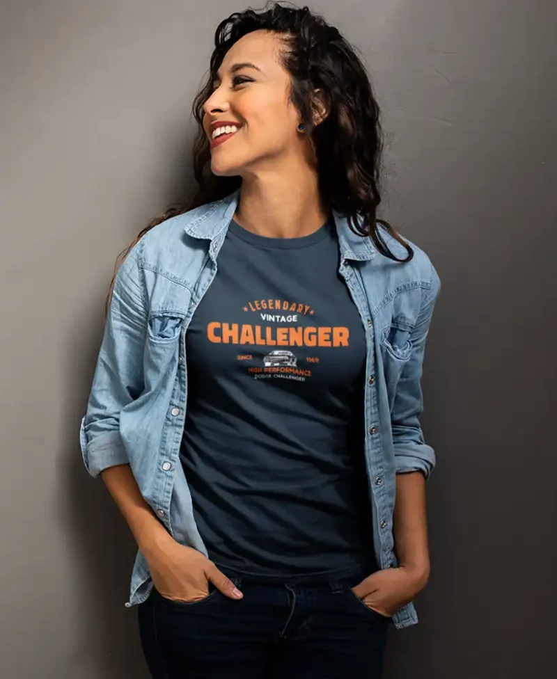 chica modelo en camiseta color navy con diseño legendary challenger