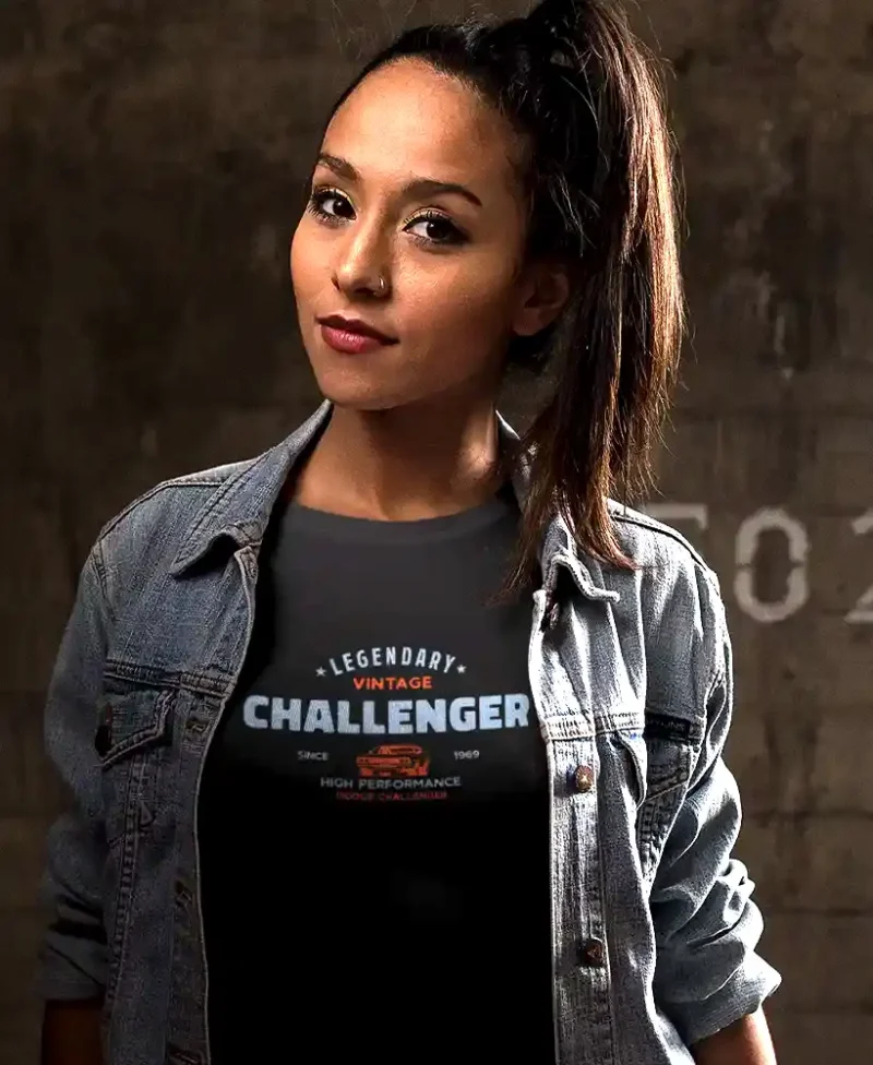 chica modelo en camiseta color negro con diseño legendary challenger , american vintage