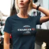 chica modelo en camiseta color navy con diseño powerful charger r t , american vintage