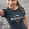 chica en camiseta color navy con diseño powerful charger r t 4