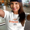 chica en camiseta color blanco chica en camiseta color blanco con diseño powerful charger r t 3