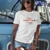 chica en camiseta color blanco y pantalon corto con diseño powerful charger r t , american vintage 4