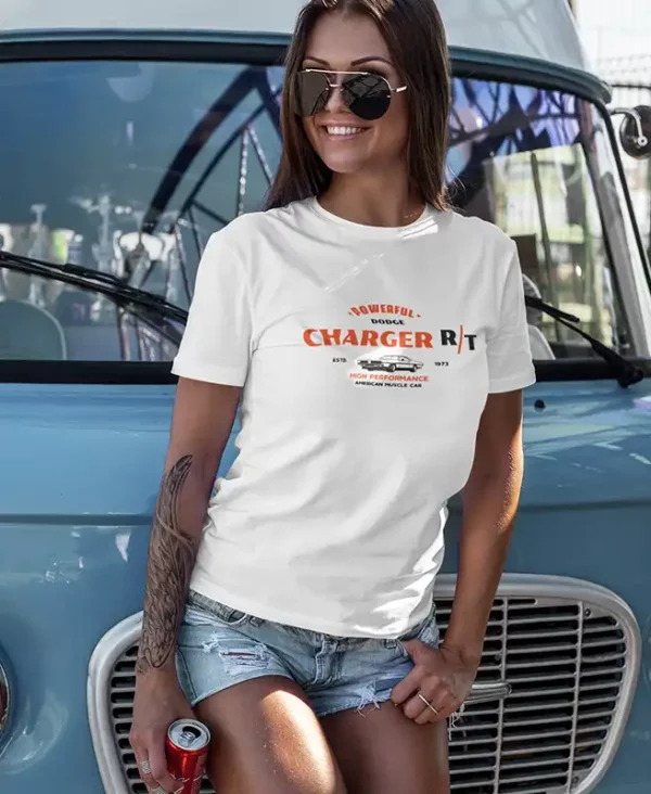 chica en camiseta color blanco y pantalon corto con diseño powerful charger r t , american vintage 4