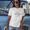 chica en camiseta color blanco chica en camiseta color blanco con diseño powerful charger r t 2