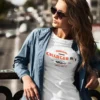 chica en camiseta color blanco con diseño powerful charger r t , american vintage 3