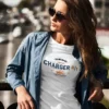 chica en camiseta color blanco chica en camiseta color blanco con diseño powerful charger r t