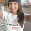 chica en camiseta color blanco con diseño powerful charger r t , american vintage 2