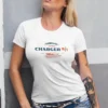 chica en camiseta color blanco con diseño powerful charger r t , american vintage