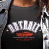 modelo en camiseta color negro con diseño detroit , estilo urbano moda jovenebels and engines , imagen 2