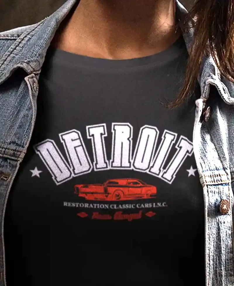 modelo en camiseta color negro con diseño detroit , estilo urbano moda jovenebels and engines , imagen 2