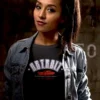 chica modelo en camiseta color negro con diseño detroit , estilo urbano moda joven