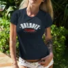 chica modelo en camiseta color navy con diseño detroit , estilo urbano moda joven
