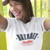 chica en camiseta color blanco con diseño detroit , de marca rebels and engines