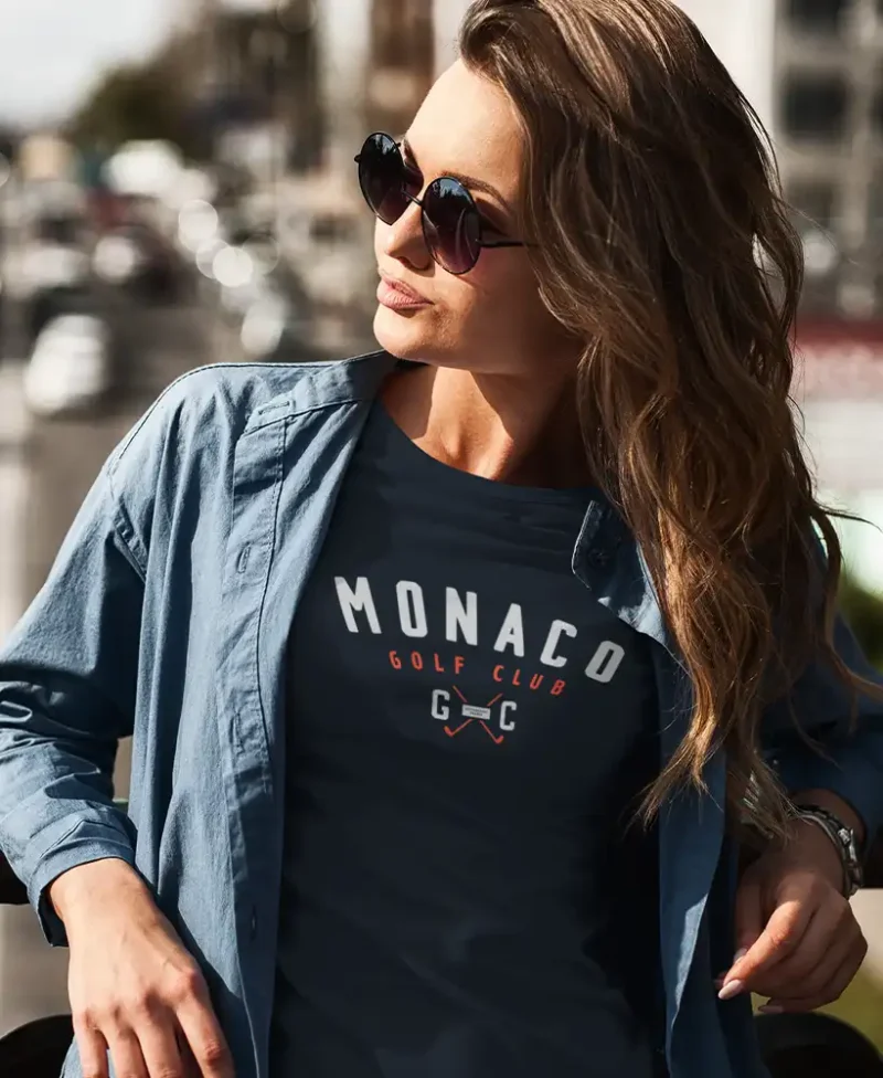 modelo chica joven en camiseta color azul marino con diseño monaco
