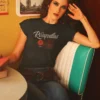 joven modelo en camiseta color negro con diseño rosquillas