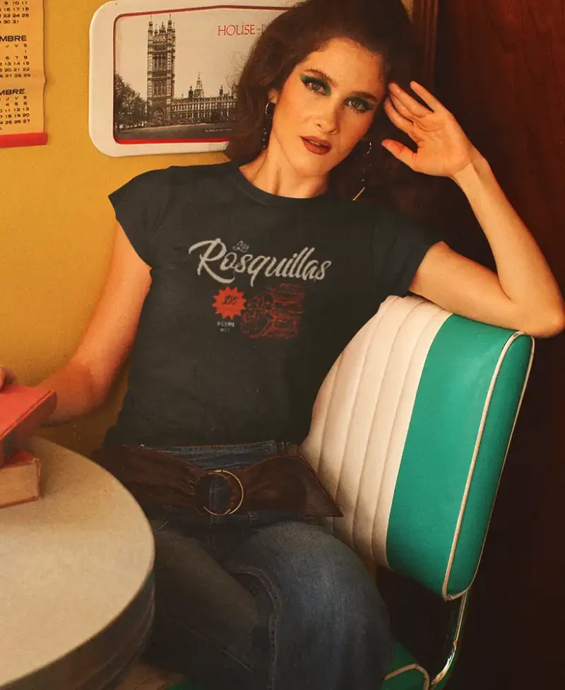 joven modelo en camiseta color negro con diseño rosquillas