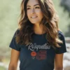 joven modelo en camiseta color navy con diseño rosquillas