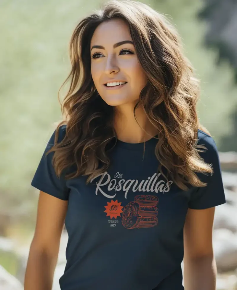 joven modelo en camiseta color navy con diseño rosquillas