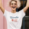 joven modelo con gafas en camiseta color blanco con diseño rosquillas