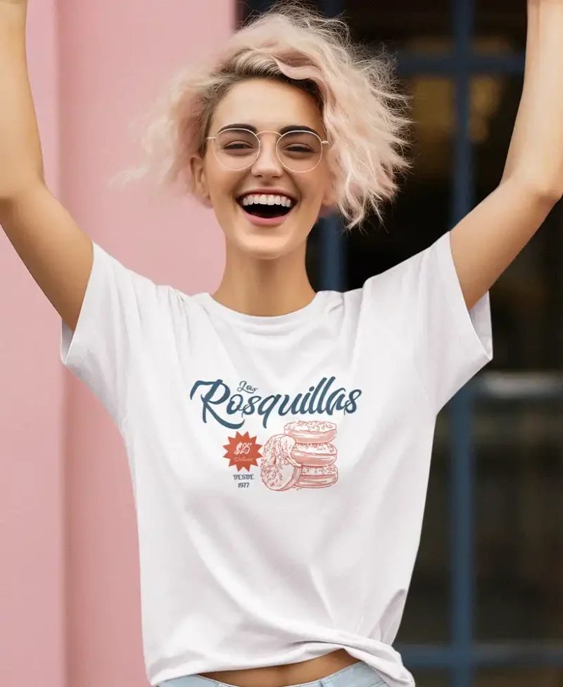 joven modelo con gafas en camiseta color blanco con diseño rosquillas