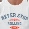 diseño en camiseta blanca con diseño never stop rolling