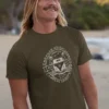 chico modelo joven en camiseta color verde con diseño caravan club