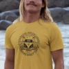 chico modelo joven en camiseta color amarillo mostaza con diseño caravan club,