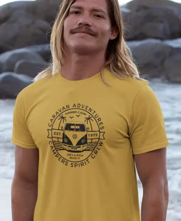chico modelo joven en camiseta color amarillo mostaza con diseño caravan club,