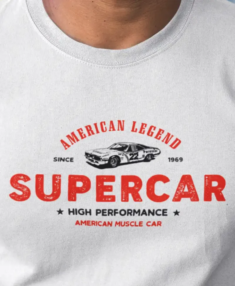 modelo en camiseta color blanco con diseño supercar , estilo urbano moda joven
