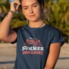 chica en camiseta azul marino c chica en camiseta azul marino con diseño summer , estilo urbano juvenil,