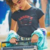 chica en camiseta azul marino chica en camiseta azul marino con diseño larrys pizza, estilo urbano