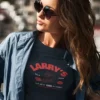 chica en camiseta azul marino chica en camiseta azul marino con diseño larrys pizza