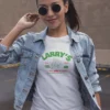 chica en camiseta blanca chica en camiseta blanca con diseño larrys pizza,