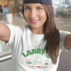 chica en camiseta blanca chica en camiseta blanca con diseño larrys pizza, estilo urbano