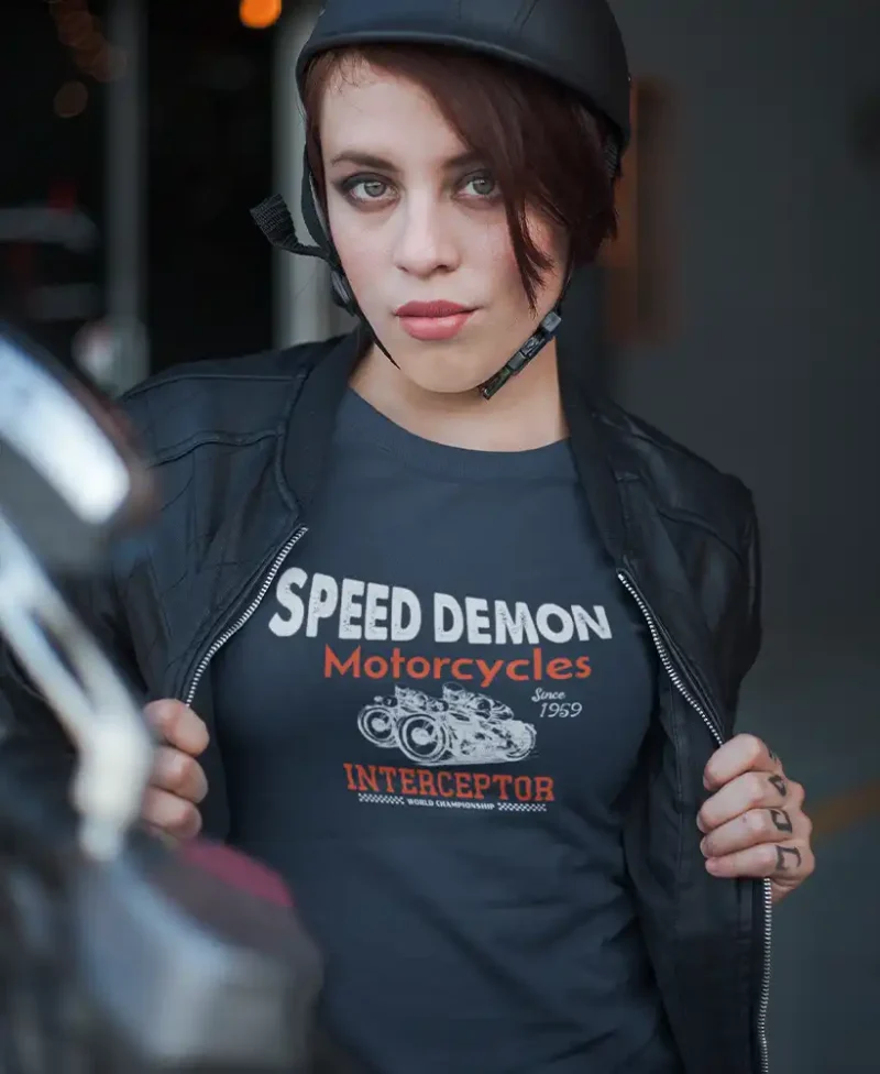 modelo chica joven en camiseta color navy con diseño speed demon motorcycles