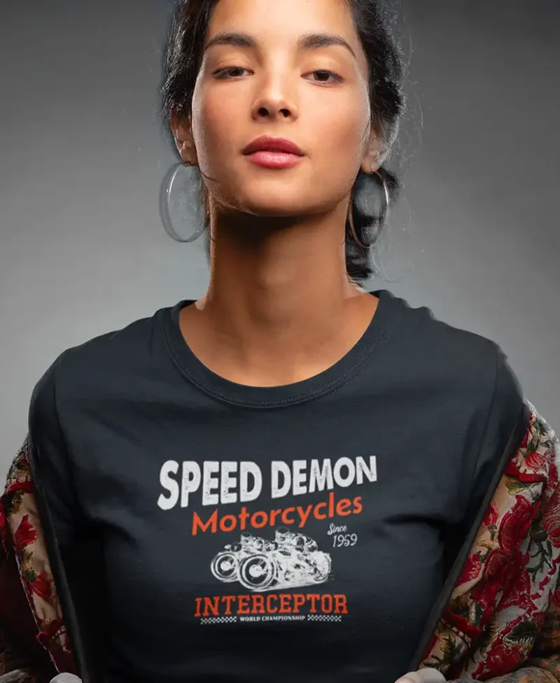 modelo chica joven en camiseta color navy con diseño speed demon motorcycles