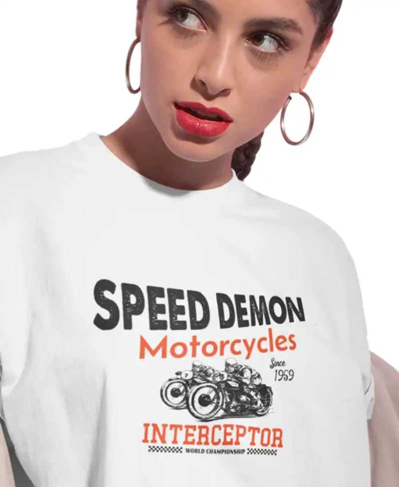 modelo chica joven en camiseta color blanco con diseño speed demon motorcycles