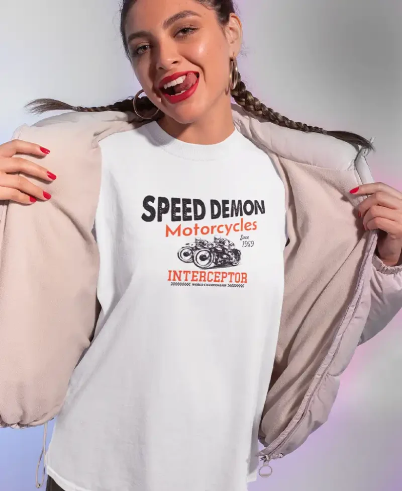 modelo chica joven en camiseta color blanco con diseño speed demon motorcycles