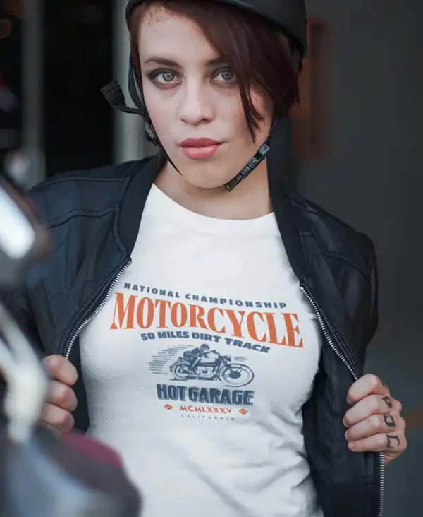 chica modelo joven en camiseta color blanco con diseño hot garage motorcycles,