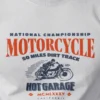 diseño en camiseta color blanco con diseño hot garage motorcycles, estilo urbano