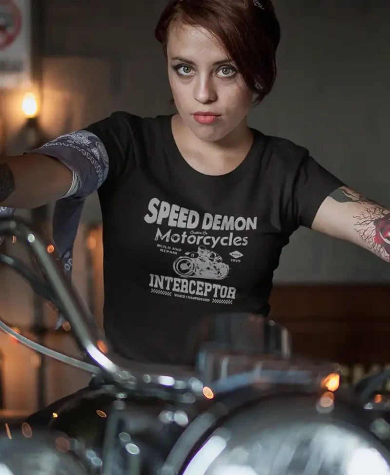 modelo chica joven en camiseta color negro con diseño speed demon motorcycles