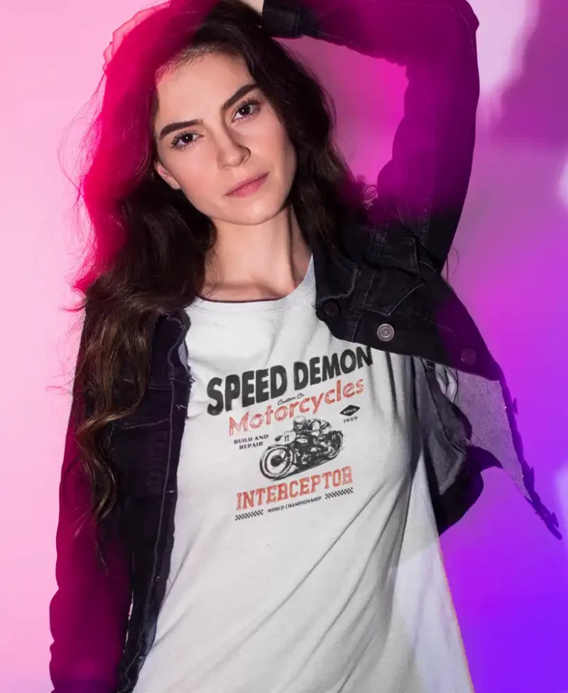 modelo chica en camiseta color blanco con diseño speed demon motorcyclesnes ,imagen 4