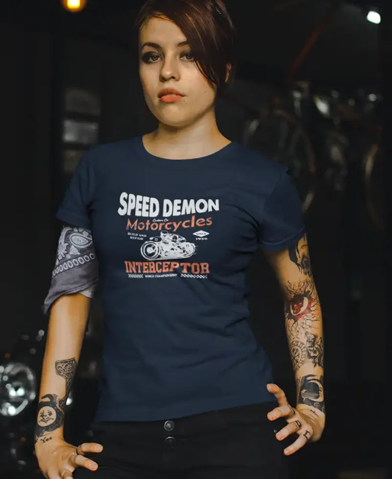modelo chica joven en camiseta color navy con diseño speed demon motorcycles