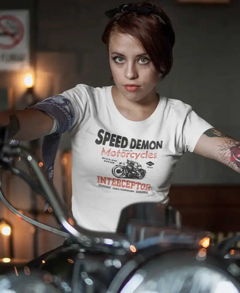 modelo chica joven en camiseta color blanco con diseño speed demon