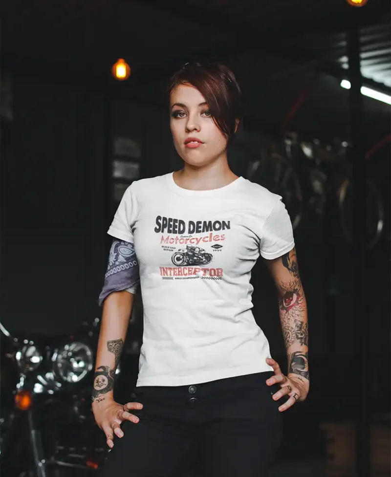 chica joven en camiseta color blanco con diseño speed demon motorcyclesmagen 6