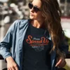 modelo chica joven en camiseta modelo chica joven en camiseta color navy con diseño speed up, estilo urbano