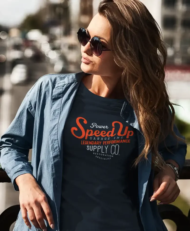 modelo chica joven en camiseta color navy con diseño speed up, estilo urbano