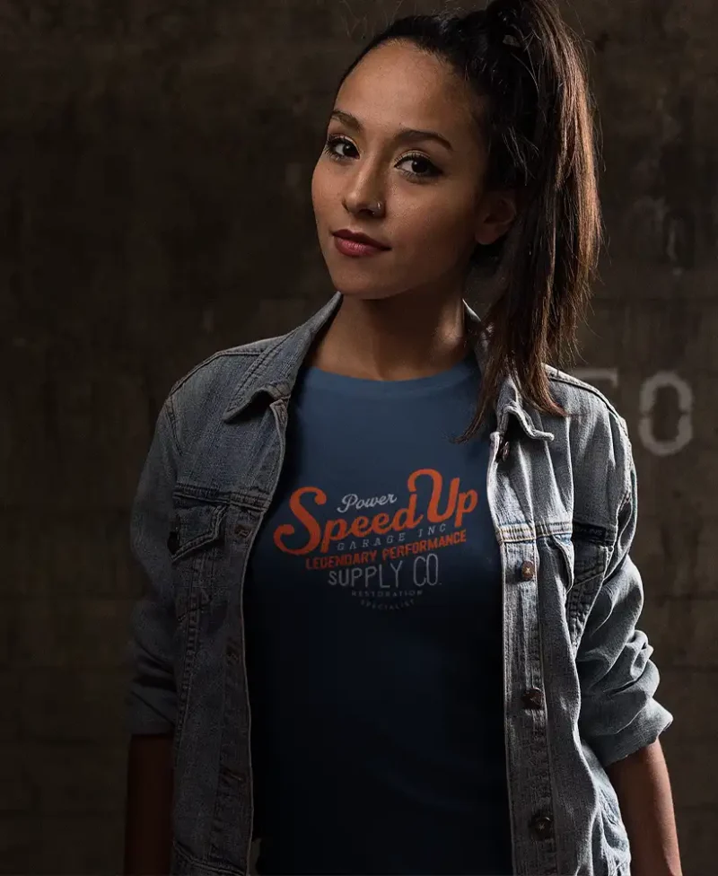 modelo chica joven en camiseta color navy con diseño speed up