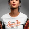 modelo chica joven en camiseta modelo chica joven en camiseta color blanco con diseño speed up